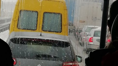 SVE STOJI KOD IKEE: Policija zaustavila kamione, kolona vozila na auto-putu (FOTO/VIDEO)