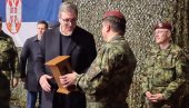 POSEBAN POKLON ZA VUČIĆA: Predsednik dobio statuu vojnog padobranca(FOTO)