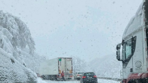 ШЛЕПЕРИ ПОПРЕЧЕНИ НА КОЛОВОЗУ: Снег зауставио теретњаке на путу од Бистрице према Златибору (ФОТО)