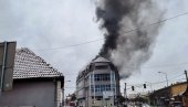 POŽAR U ZGRADI U PARAĆINU: Sreća u nesreći - vatrogasci brzo savladali vatru u podrumskom prostoru (FOTO)