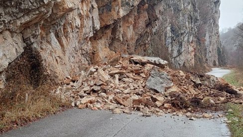 КИША ЗАТВОРИЛА ПУТ КА БАБУШНИЦИ: Велики одрон у кањону реке Јерме код Пирота