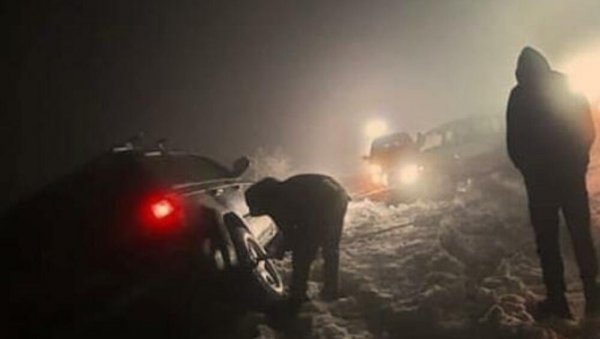 ДЕТАЉИ ДРАМЕ НА МАЉЕНУ: Ватрогасци се пробијали кроз снежне наносе да спасу заробљене!