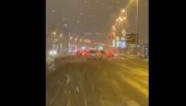 ZAR SNEG NIJE DOVOLJAN? Kijamet u Beogradu, ulice klizave, a bahati vozač ugrožava i sebe i druge (VIDEO)