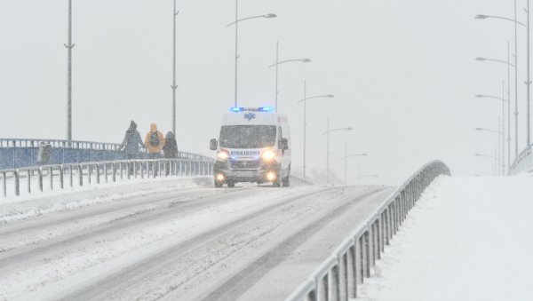 АМСС УПУТИО АПЕЛ ВОЗАЧИМА: Саобраћај и даље отежан, ветар ствара велике проблеме, снег се задржао на многим путевима
