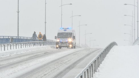AMSS UPUTIO APEL VOZAČIMA: Saobraćaj i dalje otežan, vetar stvara velike probleme, sneg se zadržao na mnogim putevima