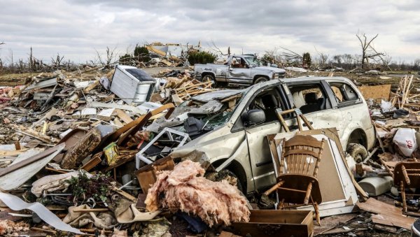 ПОТРАГА ЗА ПРЕЖИВЕЛИМА У КЕНТАКИЈУ: Спасилачке службе претражују рушевине након разорног торнада (ФОТО)