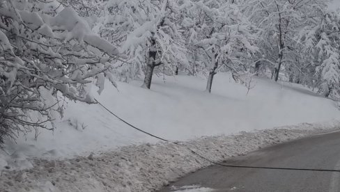 БЕЗ СТРУЈЕ 2.500 ЉУДИ: Снег покидао проводнике у прибојском крају