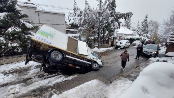 НОВИ ДЕТАЉИ ХАОСА НА ВОЖДОВЦУ: Комшије испричале како је камион упао у рупу (ФОТО)