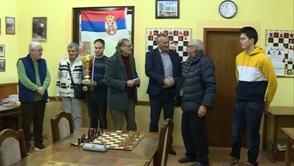 ЧЛАНОВИ КЛУБА НОВЧАНО НАГРАЂЕНИ: Шах клуб Јагодина пласирао се у прву лигу централне Србије