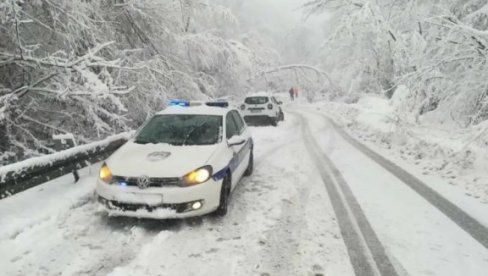 OPREZ U VOŽNJI! Sneg usporava saobraćaj, moguća pojava poledice