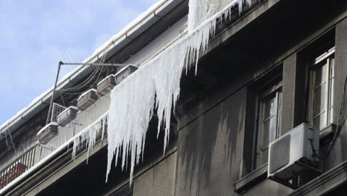 АПЕЛ ГРАЂАНИМА: Уклањајте снег и леденице испред зграда и са кровова