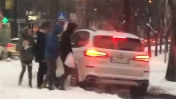 ОВО ЈОШ НИСТЕ ВИДЕЛИ: Погледајте најбахатију вожњу у Београду (ВИДЕО)