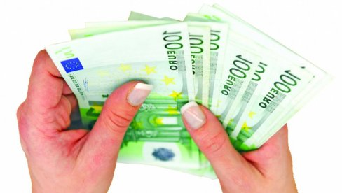 НЕКО ДА ЗАПРОСИ ДЕВОЈКУ, ДРУГИ ДА КУПИ ПАТИКЕ: Како ће млади да потроше 100 евра помоћи државе (ФОТО)