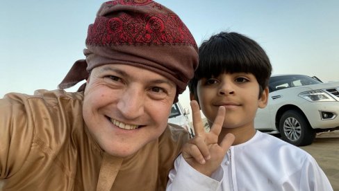 СРПСКИ ПОЗДРАВ: Бранко Ружић у Емиратима се дружио и са децом