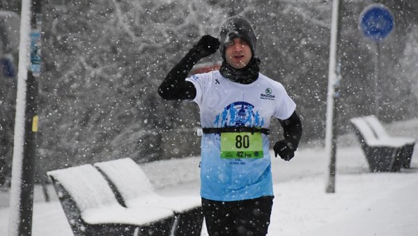 МЕЋАВА ГА НИЈЕ ОМЕЛА: Немања Сирар трчао маратон по снегу