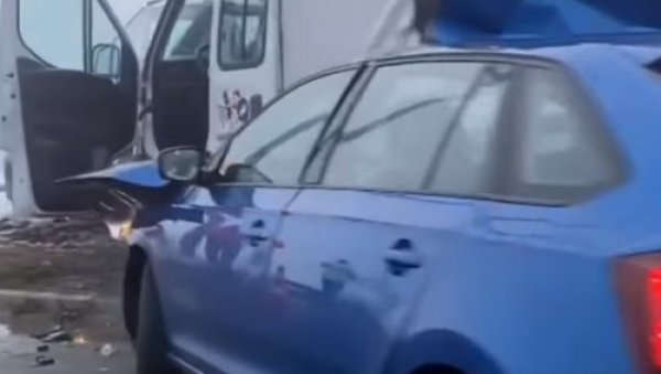 ТЕШКА САОБРАЋАЈНА НЕСРЕЋА У НОВОМ САДУ: Аутомобил подлетео под камион - потпуно је уништен