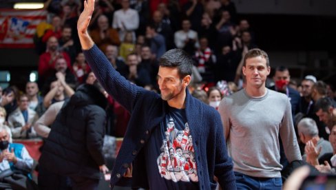 POSEBNA PODRŠKA: Novak Đoković gleda utakmicu Olimpijakos - Crvena zvezda (FOTO)