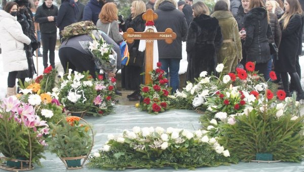 ПОМЕН МАРИНКУ РОКВИЋУ: Неутешна породица на певачевом гробу, стигао и син Дарио из Канаде (ФОТО)