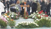 POMEN MARINKU ROKVIĆU: Neutešna porodica na pevačevom grobu, stigao i sin Dario iz Kanade (FOTO)
