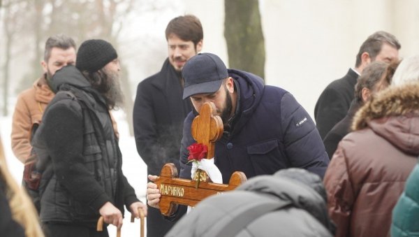 КУМУ ПОКОЈНОГ РОКВИЋА ПОЗЛИЛО НА ПОМЕНУ: Гушио се у сузама па сео на клупу да дође себи (ФОТО)