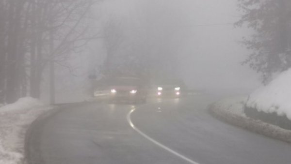 НЕ ВИДИ СЕ НИ ПРСТ ПРЕД ОКОМ: Густа магла на путевима, на Честобродици видљивост смањена на 50м