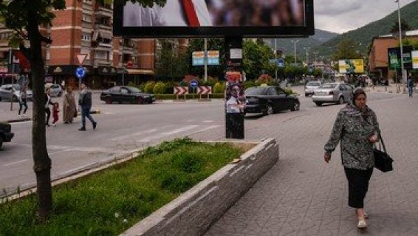 УМЕСТО УКРАСА И ЈЕЛКЕ ДОБИЛИ ХЛАДАН ТУШ: Градоначелник Тетова поставио необичан билборд у центру града (ФОТО)