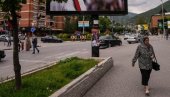 UMESTO UKRASA I JELKE DOBILI HLADAN TUŠ: Gradonačelnik Tetova postavio neobičan bilbord u centru grada (FOTO)