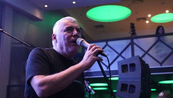 ПОКЛОН МАРИБОРЧАНА КРАЉЕВУ: Легендарни Лачни Франц одржао бесплатни концерт у граду на Ибру