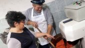 КАКО ХРАНИШ СВИЊУ, ТАКАВ БУДЕ КУЛЕН: Новости у Бачком Петровцу на традиционалном прављењу Словачке кобасице (ВИДЕО)