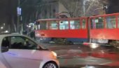 KOLAPS U CENTRU BEOGRADA: Tramvaj izleteo iz šina, prave se velike gužve