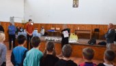 SPORTSKA OPREMA ZA DECU SA KiM: Donacija mališanima iz fudbalskih klubova u Goraždevcu i Štrpcu