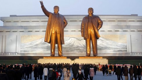 LJUDI SE KLANJAJU PRED PORTRETIMA I STATUAMA: U Severnoj Koreji obeležena 10. godišnjica smrti Kim DŽong Ila