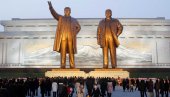 ЉУДИ СЕ КЛАЊАЈУ ПРЕД ПОРТРЕТИМА И СТАТУАМА: У Северној Кореји обележена 10. годишњица смрти Ким Џонг Ила