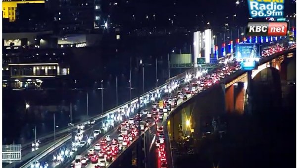 САОБРАЋАЈНИ КОЛАПС У БЕОГРАДУ: Колона возила на Газели, гужва и на Тргу Николе Пашића (ФОТО)