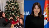 ПОМАГАЧ ЗА ЈЕЛКУ: Ирена Вујовић асистирала сестричини да постави украсе