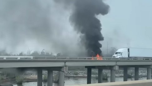 ZASTRAŠUJUĆI SNIMAK PADA HELIKOPTERA: Srušio se na most u Luizijani i odmah izgoreo (VIDEO)