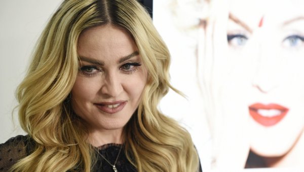 ХОДАЛА ЈЕ МАЛО СПОРО... Мадона први пут у јавности након боравка у болници (ВИДЕО)