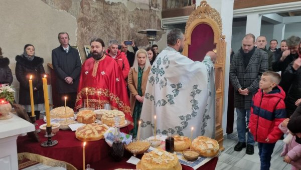 ОКУПЉАЈУ СЕ И ПРИЗИВАЈУ РАСЕЉЕНЕ: Литургијом у цркви светог Николе у Приштини обележена храмовна слава