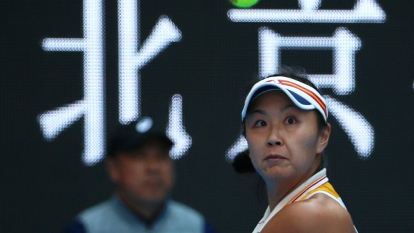 НОВИ СНИМАК ОТКРИВА ГДЕ ЈЕ ПЕНГ: Тенисерка снимљена у друштву Јао Минга и олимпијске шампионке у једрењу