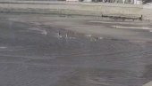 ДЕЦЕМБАРСКО КУПАЊЕ У МОРУ: Деца се брчају на Малој плажи у Улцињу (ФОТО)