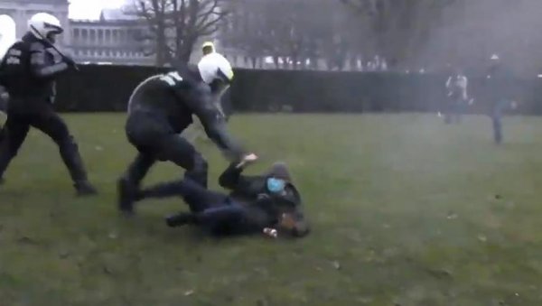 ХАОС У БРИСЕЛУ: Бруталан обрачун са демонстрантима - полиција туче младића који лежи на земљи, повређен инвалид (ВИДЕО)