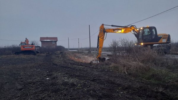 ЗБОГ ВОДЕ ВАНРЕДНО У БАТАЈНИЦИ: Потпуно поплављени велики делови земљишта и дворишта у земунском насељу, излили се неочишћени канали