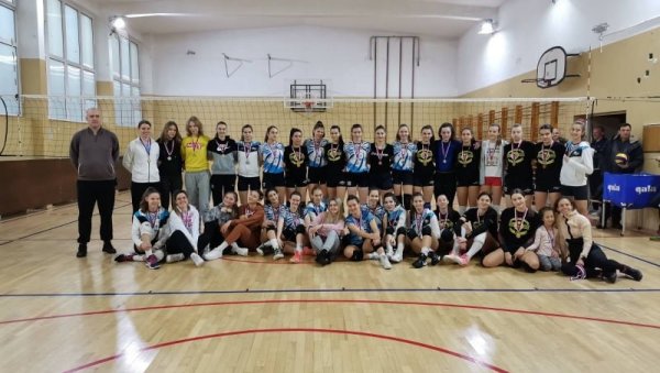 ДЕВОЈКЕ ОБИЛИЋА НАЈБОЉЕ: У Тринаестој гимназији одржан одбојкашки турнир