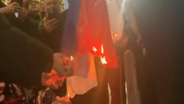 УЖАС У ТИРАНИ: Албански екстремисти пале српске заставе (ФОТО/ВИДЕО)