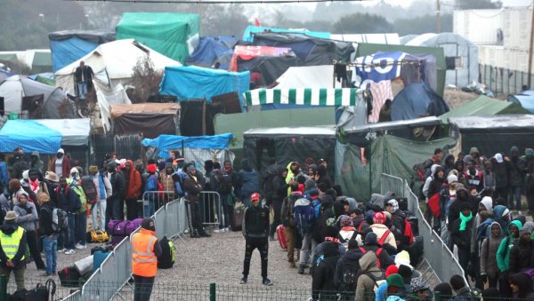 ШЕНЛУЧЕЊЕ ПРЕД МИГРАНТИМА: Француски војници изводили акробације испред избегличког кампа