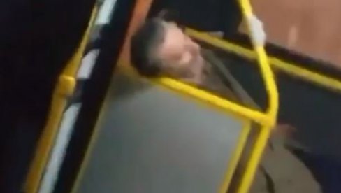 TUŽAN SNIMAK IZ BEOGRADSKOG AUTOBUSA: Muškarac klonuo na sedištu, vrata ga udaraju - a oni mu se smeju (VIDEO)