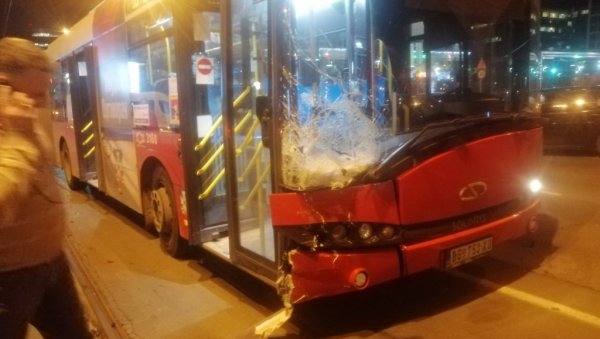 СУДАР АУТОБУСА И АУТОМОБИЛА НА НОВОМ БЕОГРАДУ: Путници попадали од силине удара, трамваји стоје (ФОТО)