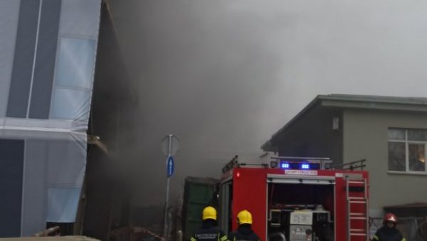 ПРВЕ СЛИКЕ ПОЖАРА У КЛИНИЧКОМ ЦЕНТРУ: Куља густ дим, на лицу места 26 ватрогасаца (ФОТО)