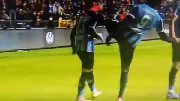 БАЛОТЕЛИ ШУТНУО САИГРАЧА У ГЛАВУ: Честитао му гол против Галатасараја (ВИДЕО)