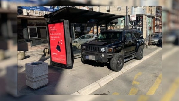 САМО БАХАТО: Попео се на тротоар и паркирао џип на аутобуском стајалишту (ФОТО)